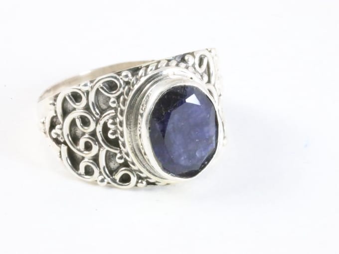 Bewerkte zilveren ring met blauwe saffier - maat 16.5