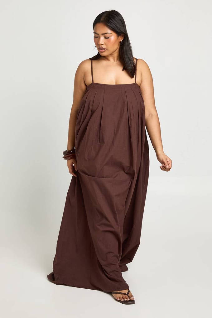 boohoo Dames Plus Katoenen Poplin Geplooide Volume Maxi Jurk | Chocoladebruin | Maat: 44