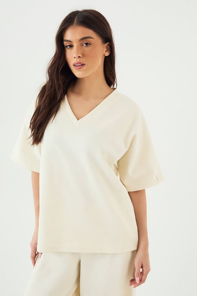 Dames DSGN Studio Interlock V-Hals Oversized T-Shirt | Cream | Maat: Medium
