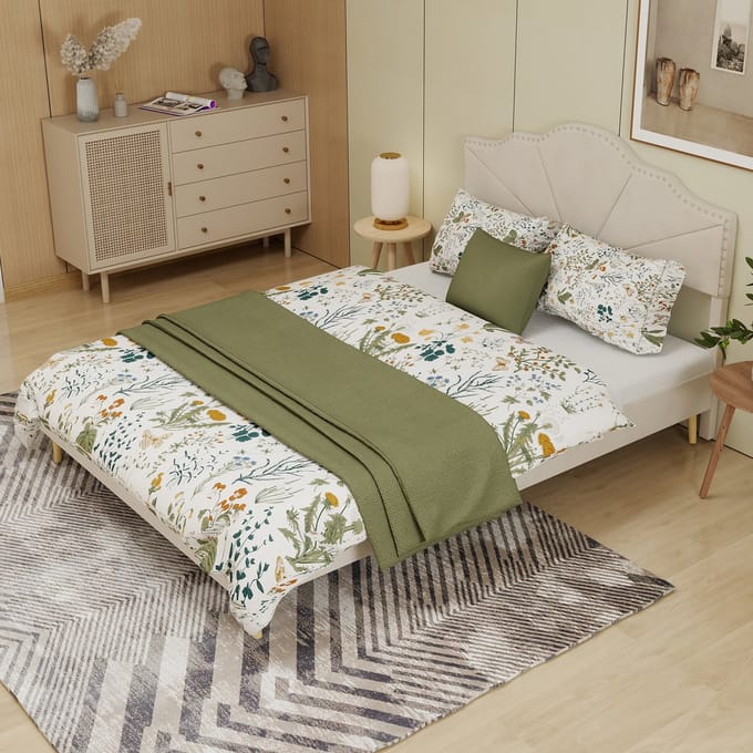 MODFU - Bedframe 160x200 cm – Geometrisch hoofdbord met siernagels – Beige stof