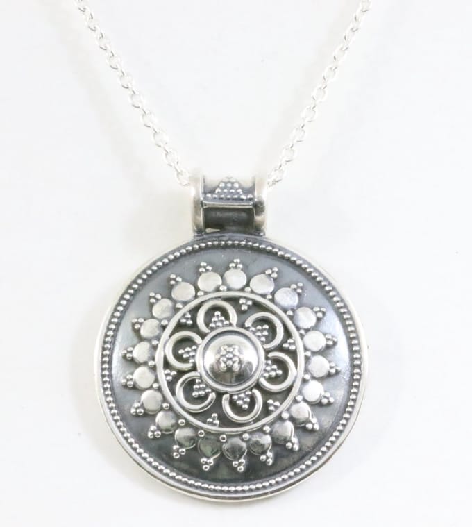 Traditionele ronde bewerkte zilveren hanger aan ketting