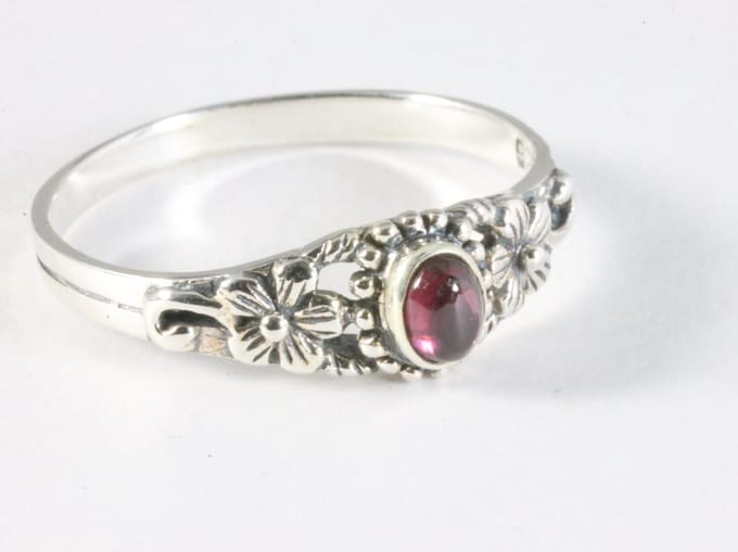Fijne bewerkte zilveren ring met granaat - maat 19