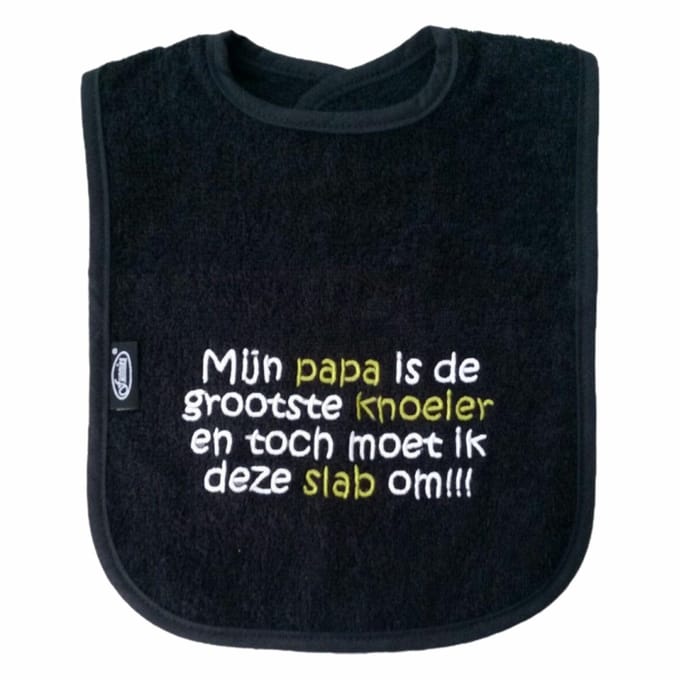 Zwarte slab met "Mijn papa is de grootste knoeier en toch moet ik deze slab om"