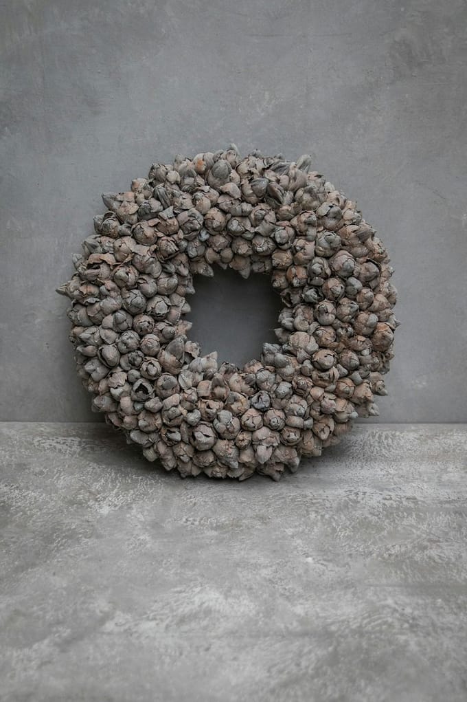 Couronne - Krans Ø 40cm coco fruit grijs / grey wash - Krans gedroogd kokosfruit - Landelijk sober stoer.