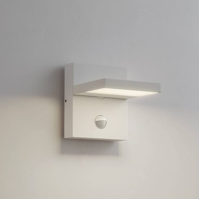 Lucande LED buiten wandlamp Silvan, wit, sensor, IP54, 16 cm