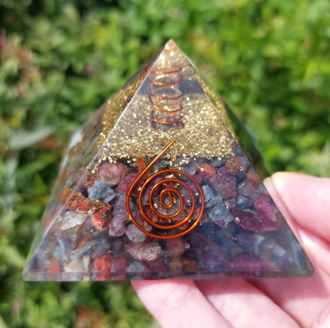 Orgoniet piramide robijn in kyaniet