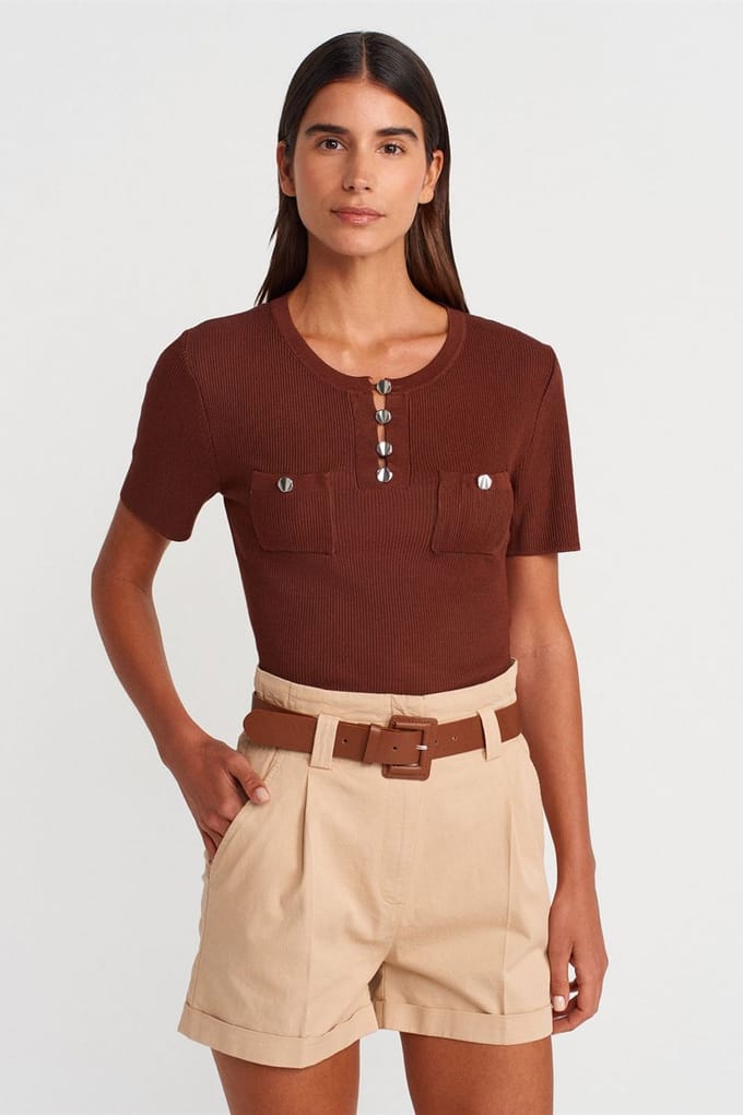 Geribde Brei Blouse met Knoopdetails