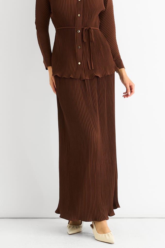 Chocoladekleurige plissé maxi-rok met elastische tailleband