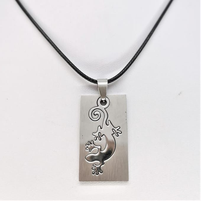 Edelstaal  salamander hanger met zwart koord ketting.