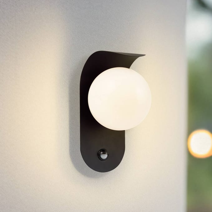 Lindby LED buiten wandlamp Lacie, sensor, zwart/wit, aluminium