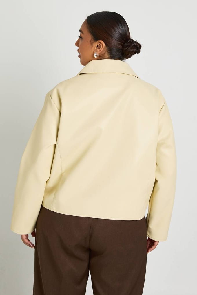 boohoo Dames Plus Pu Jas met Elastische Zoom | Butter | Maat: 28