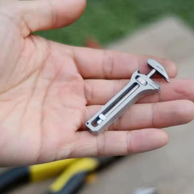 Mini Moersleutel Zakformaat Draagbaar Multitool Steeksleutels Voor Buiten Kamperen Compact Metaal Multifunctioneel Gereedschap Moersleutel gray