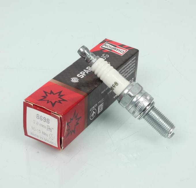 Bougie d'allumage Champion 8698 pour moto scooter / CR8EIX Neuf