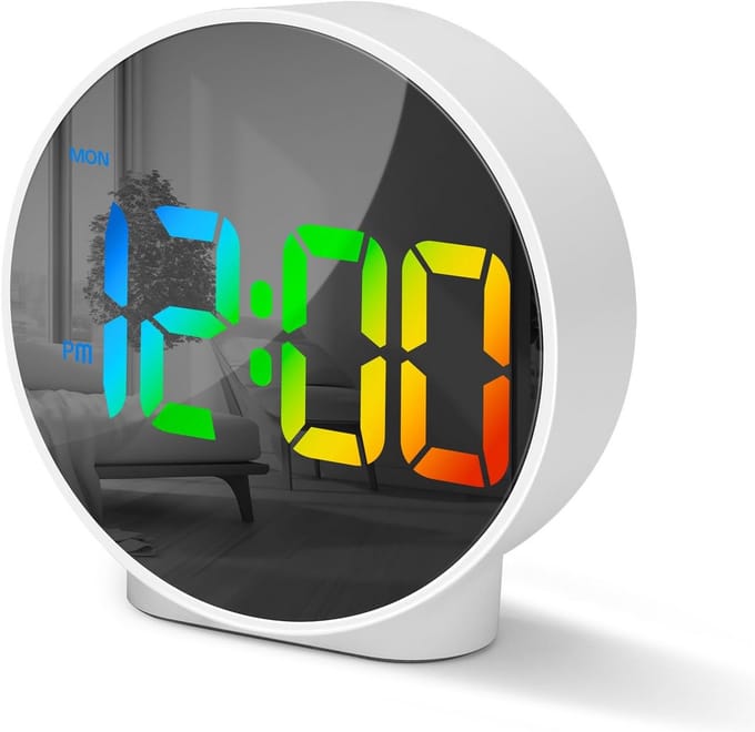 Digitale wekker met gebogen led-display en dubbel alarm