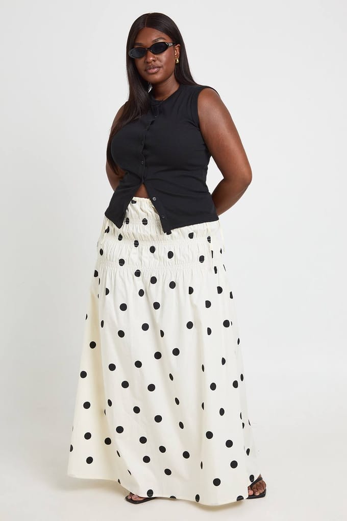 boohoo Dames Plus Poplin Polkadot Gesmockte Maxi Rok | Wit | Maat: 52