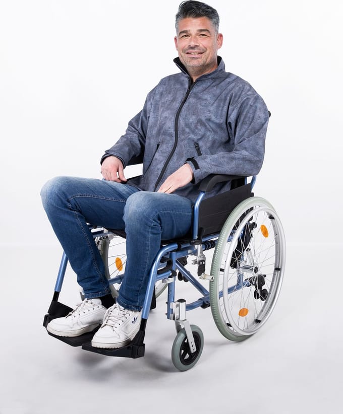 Rolstoeljas zomer | Aangepaste softshell jas | Rolstoeljassen & Rolstoelponcho's | Grijs | M