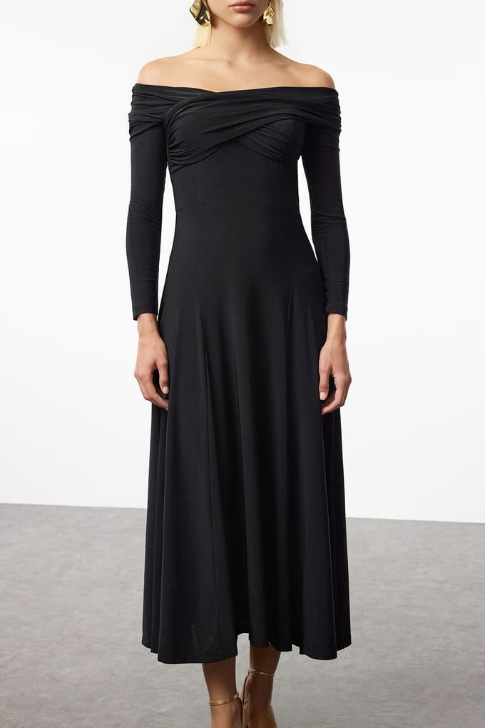 Rechte, mouwloze cocktailjurk voor dames, midi-lengte, aansluitend model.