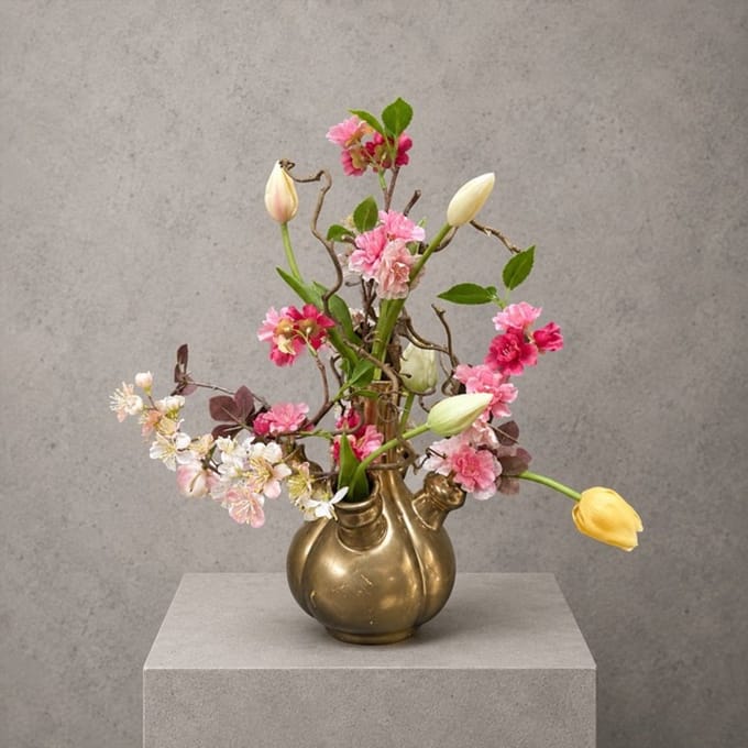 Kunsttulpen in goud-bronzen tulpenvaas – Seta Fiori