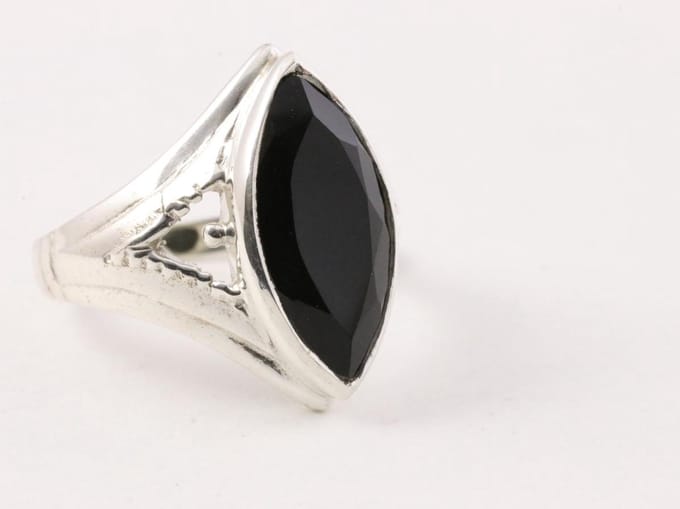 Opengewerkte zilveren ring met onyx - maat 18