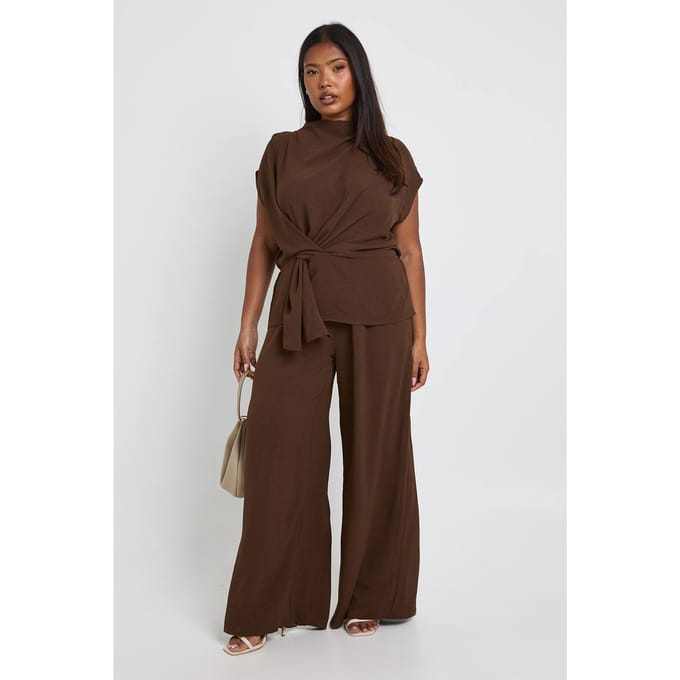 boohoo Dames Plus Geweven Drapeer Blouse & Broek Co-ord | Chocoladebruin | Maat: 44