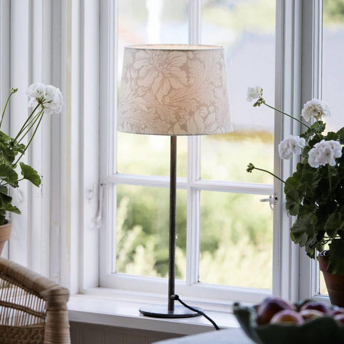 PR Home Tafellamp BASE ACANTHUS, wit/zilverkleurig, 58 cm