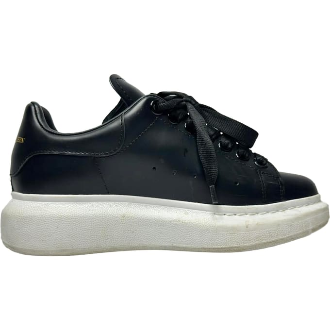 Alexander McQueen Vergrote Sneakers in Zwart Kalfsleer