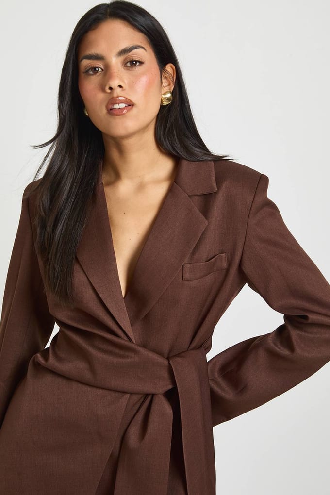 boohoo Dames Wikkel Strikceintuur Detail Blazer Jurk | Chocoladebruin | Maat: 42
