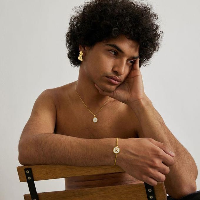 Luxenter armband in wit parelmoer afgewerkt in 18K geel goud - Alfabet