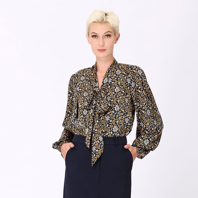 Ascot-tie blouse en kunst-deco print