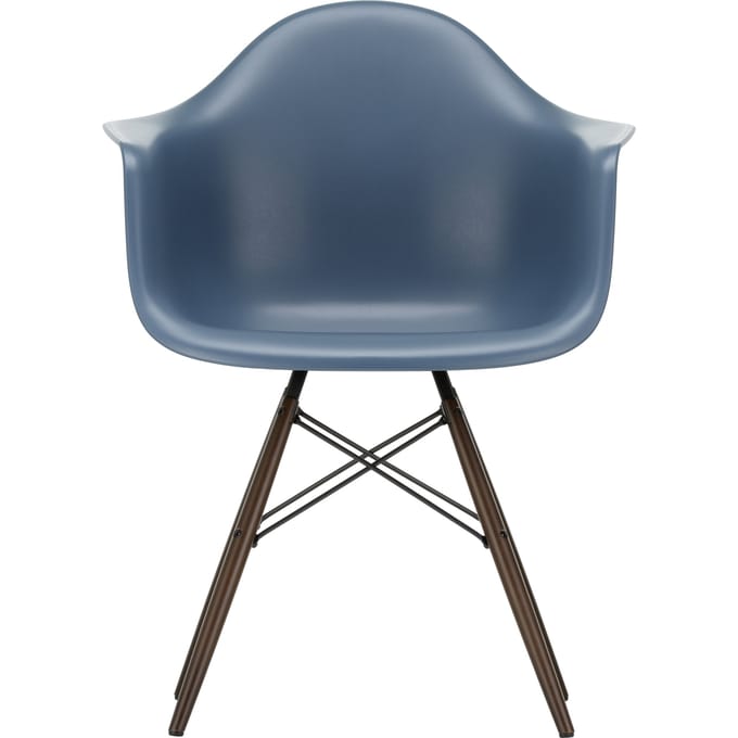 Vitra DAW Eames Plastic Armchair - zeeblauw RE - donkere esdoorn