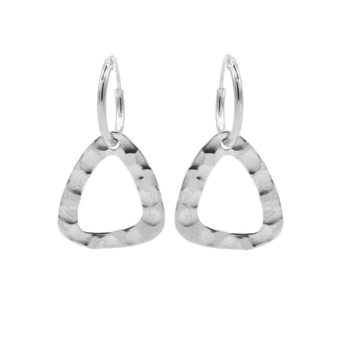 Karma Oorhangers ringen open triangle hammered Zilver