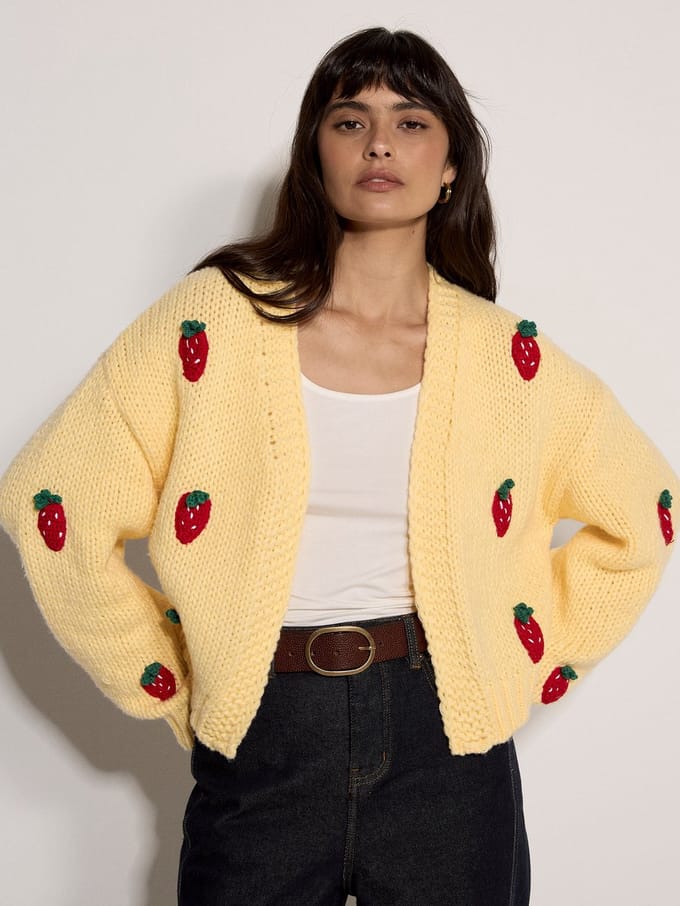 Grof gebreid vest met aardbeien