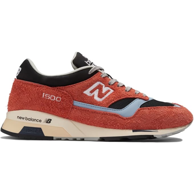 1500 stuks, gemaakt in het VK. Oranje Bloed sneakers.