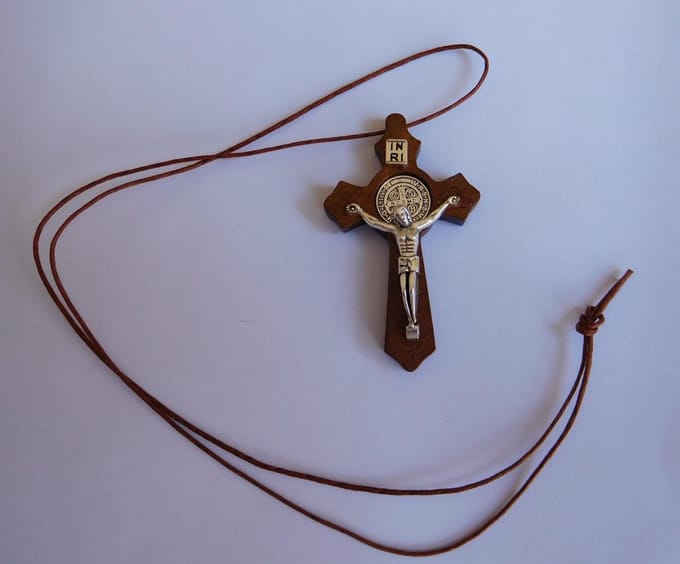 Benedictus kruisje aan koord / veter.