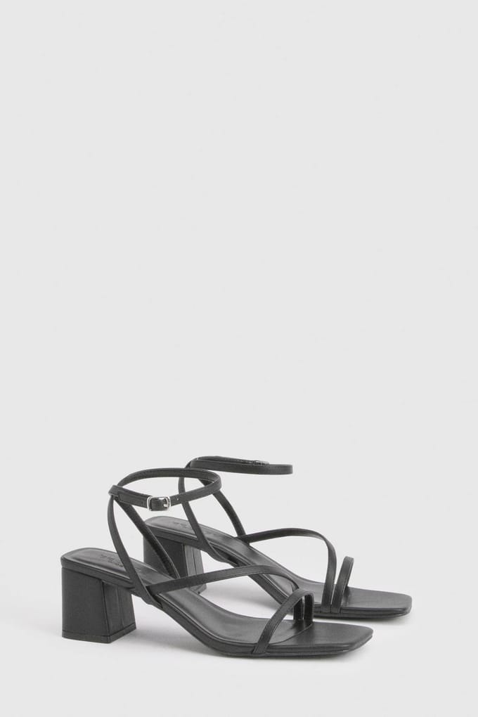 boohoo Dames Brede Pasvorm Lage Blokhak Asymmetrische Bandjes Hakken | Black | Maat: 4