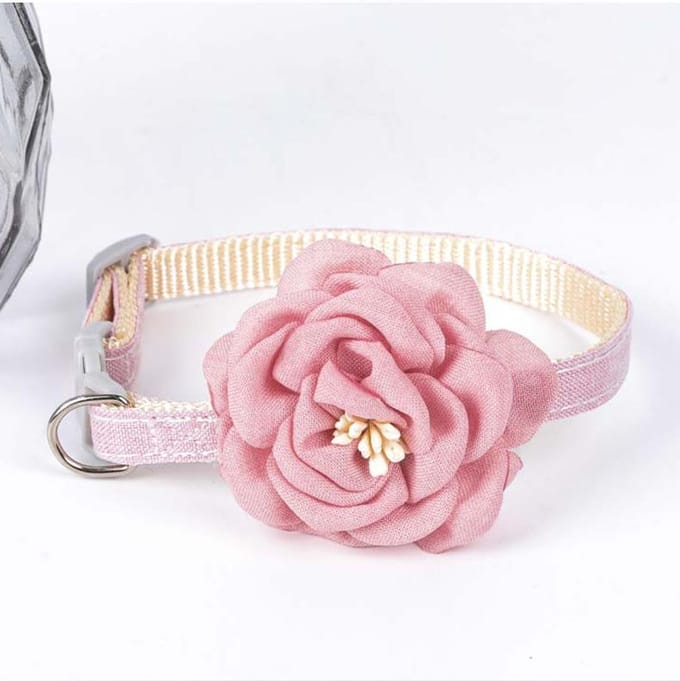 Collier pour animal de compagnie Simulation Camélia Chat Mi Ensemble de cou Pendentif Chat Couleur unie Accessoires Fleurs Collier pour chat Réglable Accessoires pour animaux de compagnie W2958WW- white