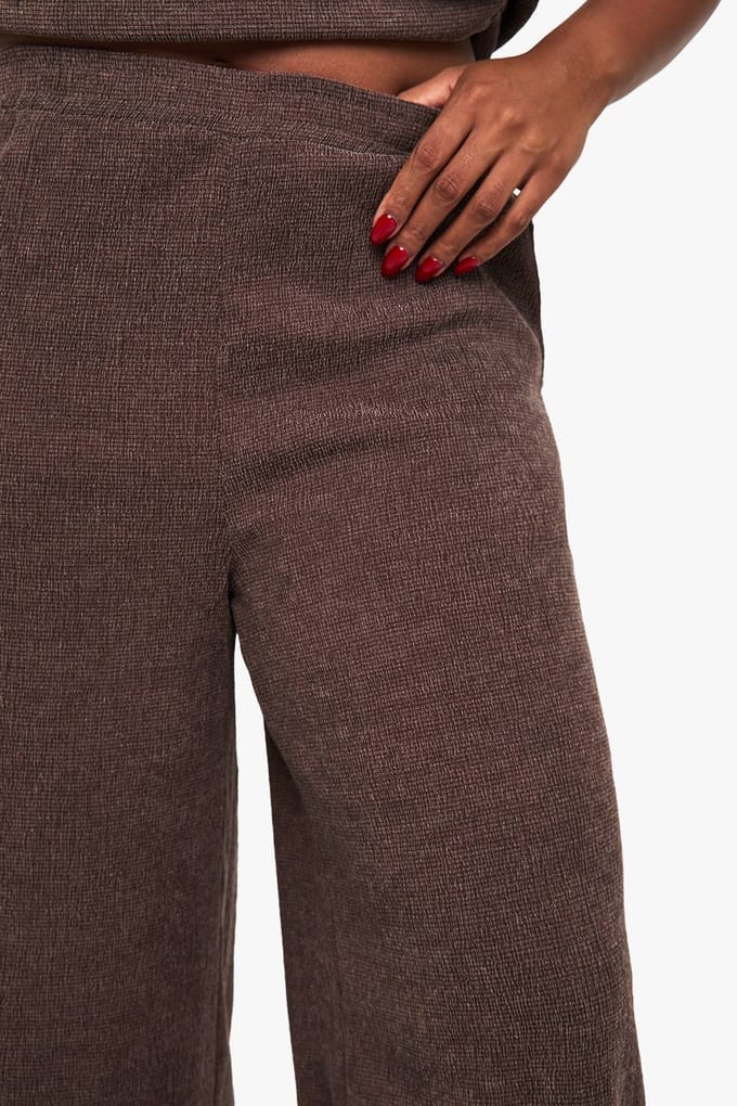 boohoo Dames Plus getextureerde wijde pijpbroek | Chocolate | Maat: 20