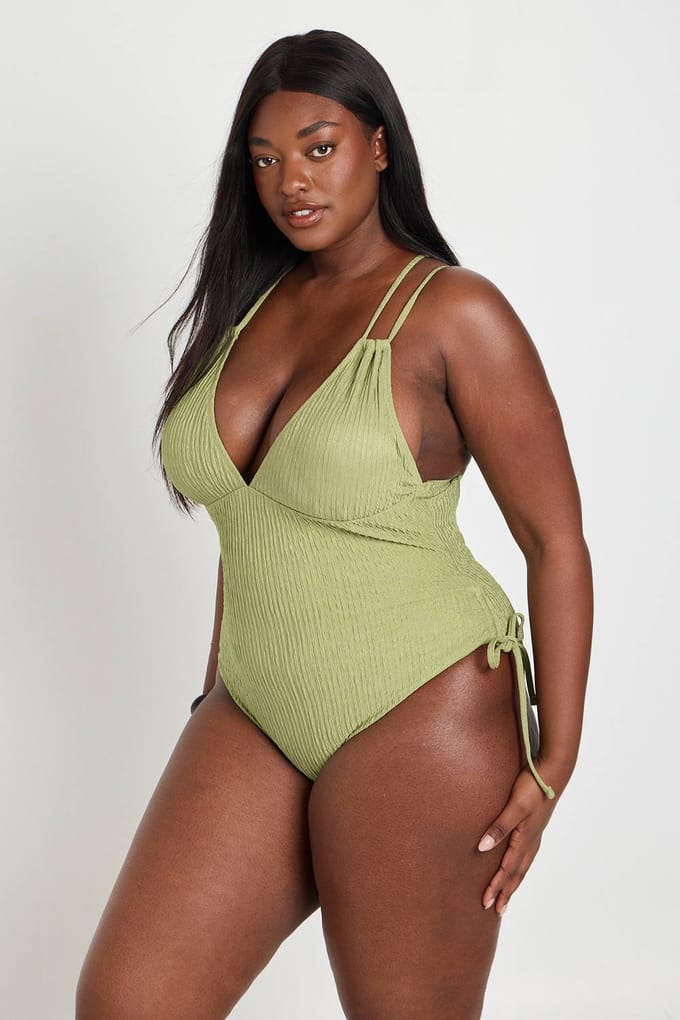 boohoo Dames Plus Gestructureerd Badpak Met Diepe Hals | Olive | Maat: 24