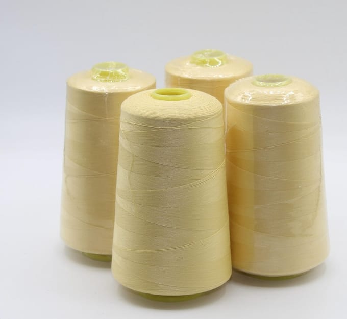 Polyester Overlockgaren – 4 Cones × 4500 m – Totaal 18.000 m – Geel