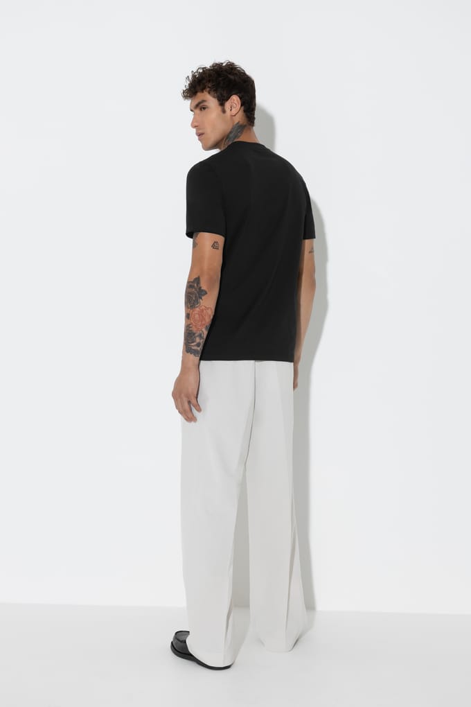 T-shirt Serie The Suitable Zwart