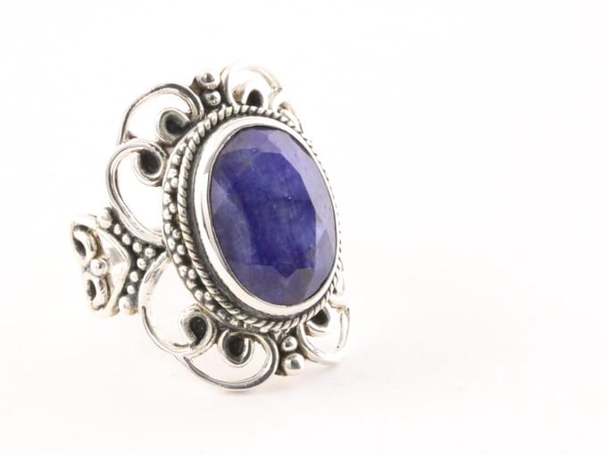 Opengewerkte zilveren ring met blauwe saffier - maat 17
