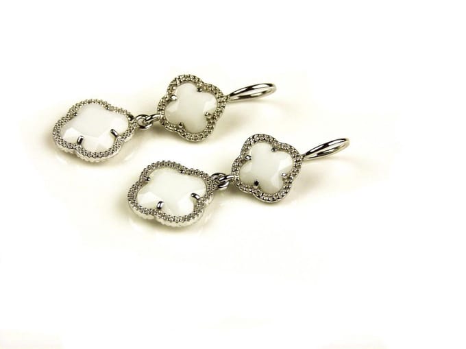 model Double Fiori klein oorringen in zilver witte klavers