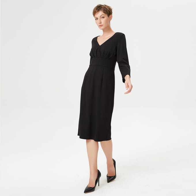 Aangepaste v -neck jurk en vouwt op de borst