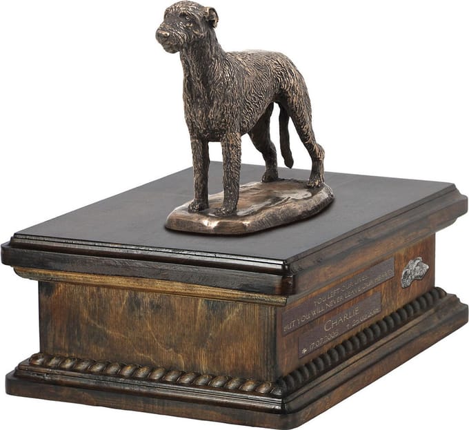 Persoonlijke urn voor Ierse Wolfhond met beeldje en houten design