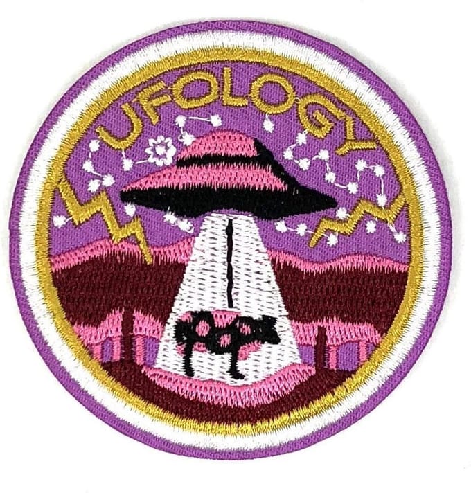 Patchy® – UFO UFOLOGY Tekst Strijk Embleem Patch Roze 7 cm / 7 cm / Roze Lila - Patches