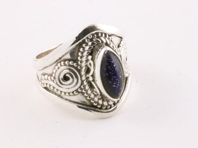 Bewerkte zilveren ring met blauwe zonnesteen - maat 20
