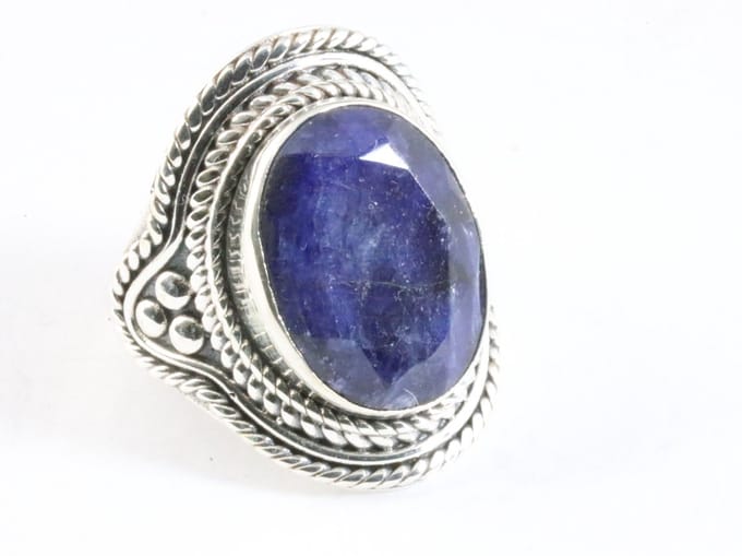 Bewerkte zilveren ring met blauwe saffier - maat 16.5