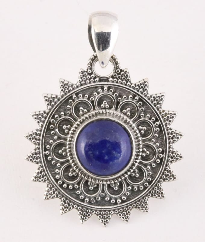 Ronde bewerkte zilveren hanger met lapis lazuli