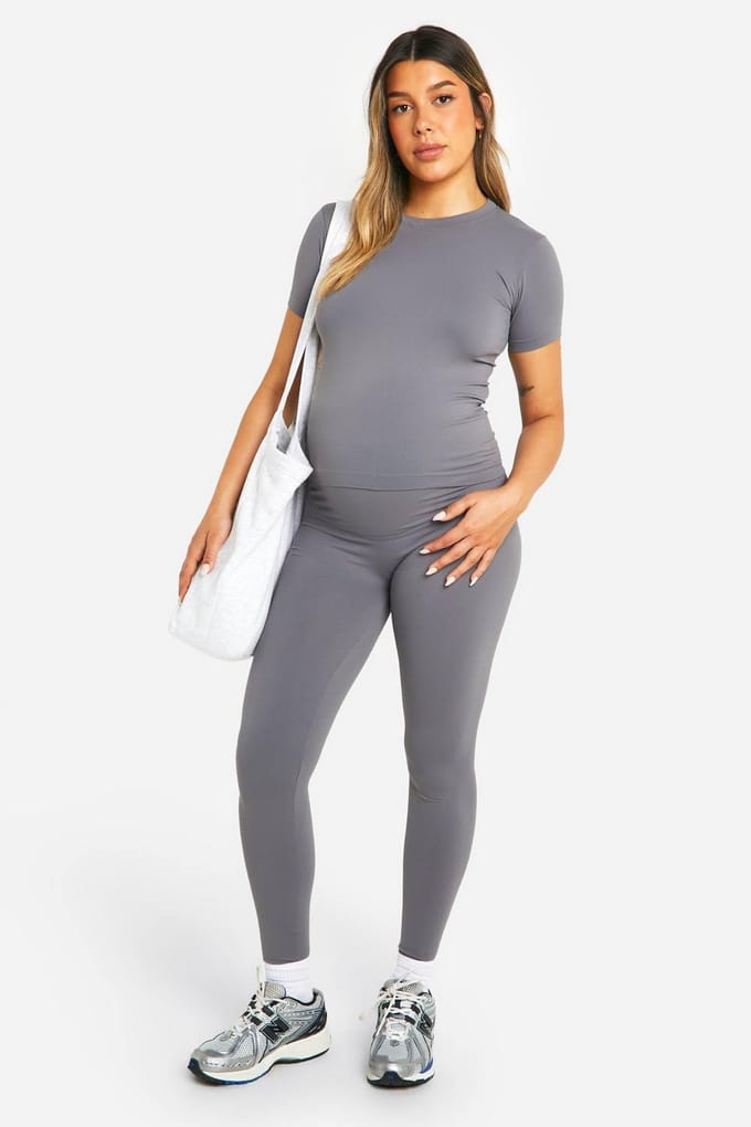 boohoo Dames Zwangerschaps Soft Touch Basic T-shirt | Houtskool | Maat: Small
