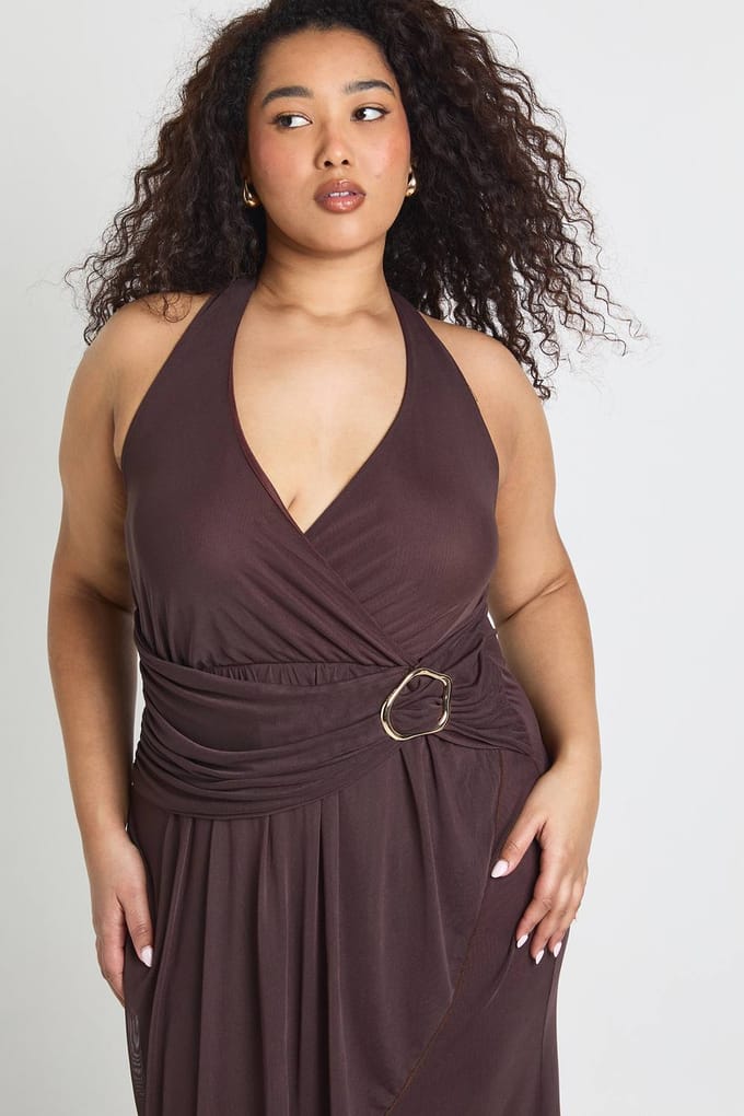 boohoo Dames Plus Halter Goudkleurige Trim Geplooid Midaxi | Chocoladebruin | Maat: 54
